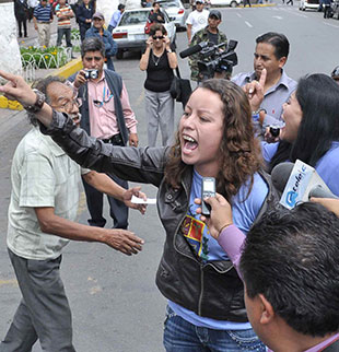 COCHABAMBA. El paro cvico se cumpli a medias y entre amagues de enfrentamiento entre grupos promotores y detractores.