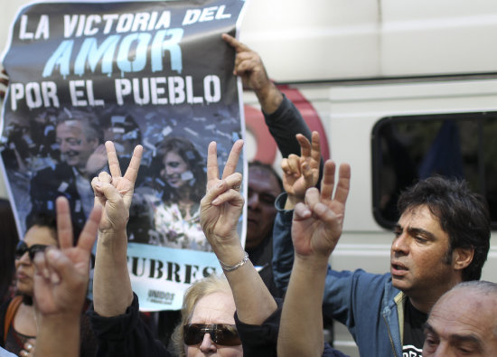 APOYO. Centenares de simpatizantes de la mandataria argentina se congregaron ante el hospital de la Fundacin Favaloro, en Buenos Aires.