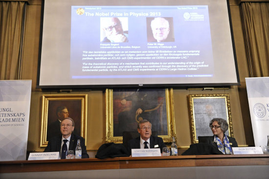 ANUNCIO. Miembros de la Real Academia de las Ciencias de Suecia anuncian el premio Nobel de Fsica 2013 en Estocolmo, Suecia.