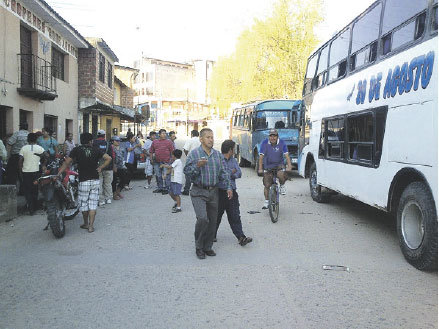 PROTESTA. La poblacin de Monteagudo acat, ayer, el paro de actividades dictado en los cinco municipios del Chaco chuquisaqueo.