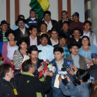REUNIÓN. La comitiva comunica los resultados de la reunión con el Presidente en La Paz.