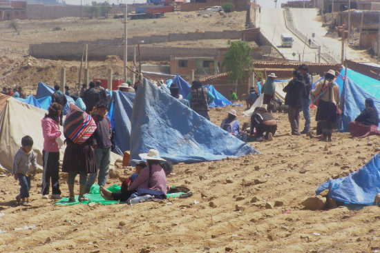 ALLANAMIENTO. Centenares de personas, desde el sbado, permanecen en carpas sobre terrenos de propiedad de la familia Urquizu Calancha, ubicada en la zona de K'atalla Baja.