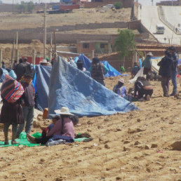 ALLANAMIENTO. Centenares de personas, desde el sbado, permanecen en carpas sobre terrenos de propiedad de la familia Urquizu Calancha, ubicada en la zona de K'atalla Baja.