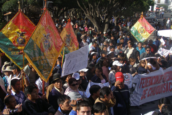 CUARTO INTERMEDIO. La marcha de protesta protagonizada, ayer, por el Comit de Defensa de Chuquisaca.