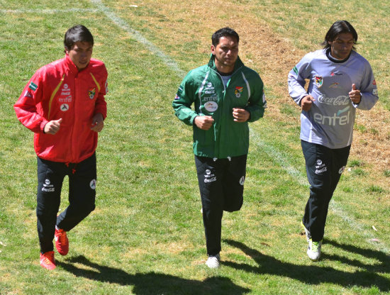 Quionez (i) es uno de los jvenes convocados; abajo, el peruano Paolo Guerrero, baja contra Argentina y Bolivia.