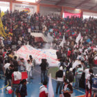 PRESENCIA. Los estudiantes universitarios seguidores de los frentes que participarán en las elecciones de hoy, llenaron las graderías y la cancha del Coliseo Universitario.