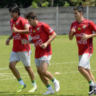 Edivaldo Rojas (d) trota junto con sus compañeros en su primer día de práctica.