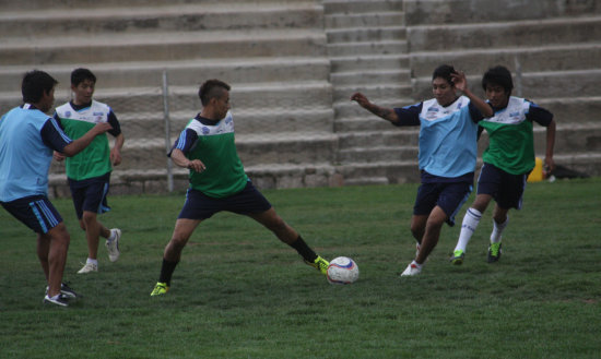 El plantel de Nacional Sucre, uno de los punteros de la Primera A, entren ayer en el estadio del Morro de Surapata.