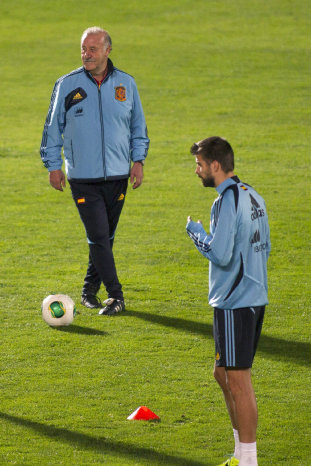 El entrenador espaol Vicente del Bosque (i) y el jugador Gerard Piqu, en la prctica de ayer.