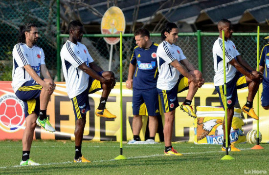 Colombia necesita un empate para clasificar al Mundial; en la foto, Falcao (d) se entrena con sus compaeros.