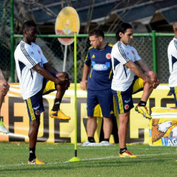 Colombia necesita un empate para clasificar al Mundial; en la foto, Falcao (d) se entrena con sus compaeros.