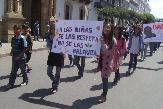 MANIFESTACIN. Estudiantes de varias unidades educativas marcharon, ayer, exigiendo respeto a los derechos de las nias.