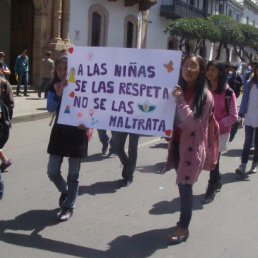 MANIFESTACIN. Estudiantes de varias unidades educativas marcharon, ayer, exigiendo respeto a los derechos de las nias.