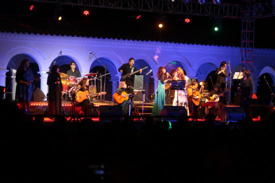 EMOTIVO. La cantautora chuquisaquea Matilde Casazola, seis renombradas intrpretes de la msica nacional, adems del Grupo Sin Fronteras y dos destacados guitarristas compartieron escenario anoche en La Recoleta.