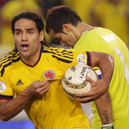 El delantero Radamel Falcao anot dos goles para la remontada de Colombia frente a Chile.