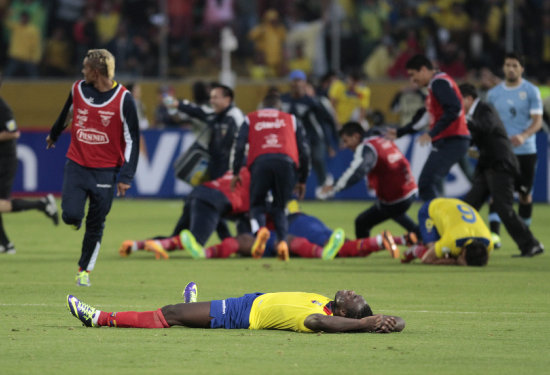 Los jugadores de Ecuador celebran el triunfo sobre Uruguay.