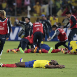 Los jugadores de Ecuador celebran el triunfo sobre Uruguay.