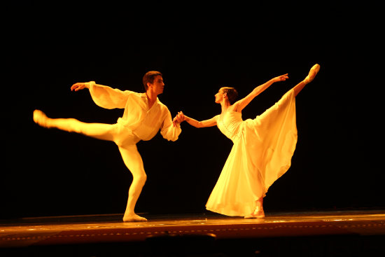 COREOGRAFA. Fragmento de la obra Momentos con la participacin de Franco Cadelago y Andrea Escobar.