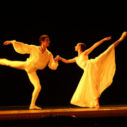 COREOGRAFA. Fragmento de la obra Momentos con la participacin de Franco Cadelago y Andrea Escobar.