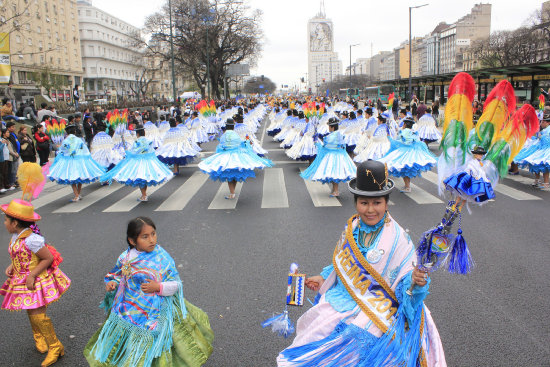 FOLCLORE. Miles de bolivianos bailaron una variedad de danzas en la Entrada de la Integracin Cultural Latinoamericana, en Buenos Aires.