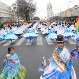 FOLCLORE. Miles de bolivianos bailaron una variedad de danzas en la Entrada de la Integracin Cultural Latinoamericana, en Buenos Aires.