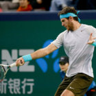 El argentino Juan Martn Del Potro (arriba) y el serbio Novak Djokovic se medirn hoy en la final de Shanghi.