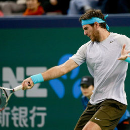 El argentino Juan Martn Del Potro (arriba) y el serbio Novak Djokovic se medirn hoy en la final de Shanghi.