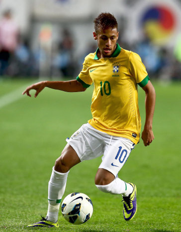 Neymar marc un gol para Brasil.