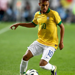 Neymar marc un gol para Brasil.