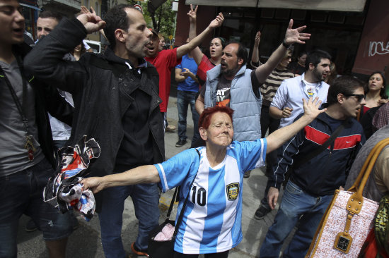 SEGUIDORES. Adeptos a la Presidenta argentina celebran su alta mdica en Buenos Aires.