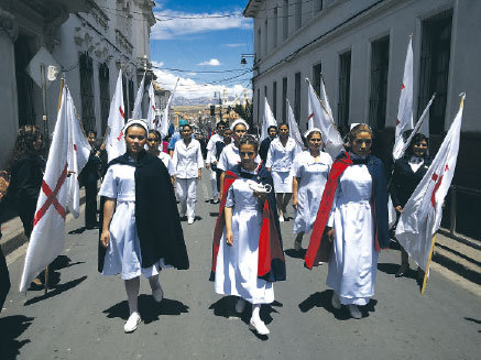 CENTENARIO. Las mejores alumnas de la Facultad desfilaron mostrando la evolucin de los uniformes de su profesin.