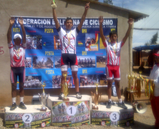 El tarijeo Castan celebra en el podio; abajo, la chuquisaquea Nina fue la ganadora en la prueba de fondo.