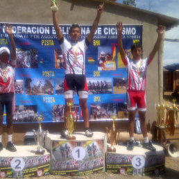 El tarijeo Castan celebra en el podio; abajo, la chuquisaquea Nina fue la ganadora en la prueba de fondo.