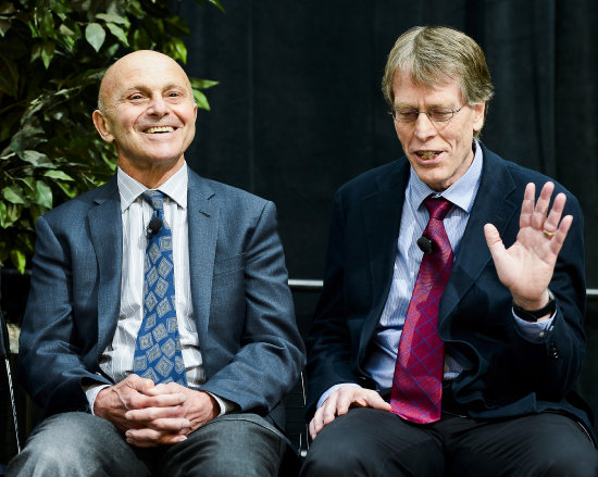 PREMIADOS. Los profesores de la Universidad de Chicago Eugene F. Farma y Lars Peter Hansen (der) ofrecen una rueda de prensa.