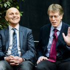 PREMIADOS. Los profesores de la Universidad de Chicago Eugene F. Farma y Lars Peter Hansen (der) ofrecen una rueda de prensa.