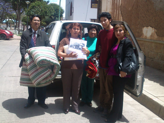 LIBRE. Familiares de Jhonny Vallejos recibieron al joven pintor a su salida del penal San Roque.