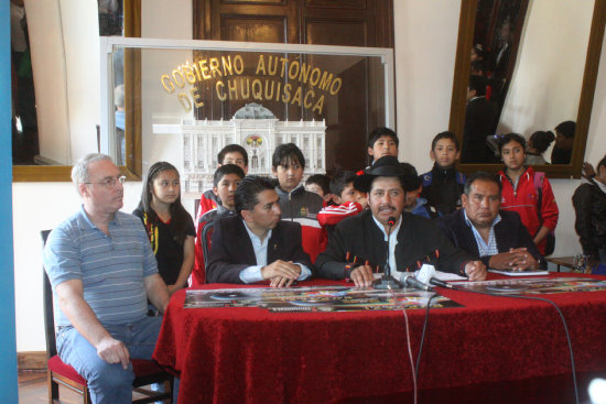 Las autoridades y dirigentes durante la presentacin del Campeonato Mundial; abajo, algunos deportistas muestran el afiche oficial del evento.