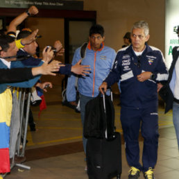 El tcnico de la seleccin ecuatoriana, el colombiano Reinaldo Rueda, al llegar a Santiago de Chile.