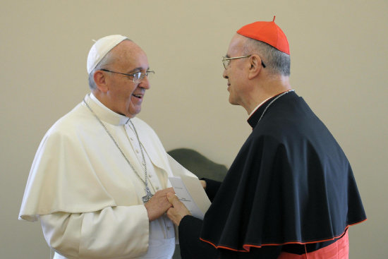 SUSTITUCIN. Fotografa de Tarcisio Bertone (d) durante su despedida del papa Francisco en el Vaticano.