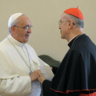 SUSTITUCIN. Fotografa de Tarcisio Bertone (d) durante su despedida del papa Francisco en el Vaticano.