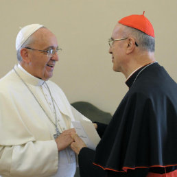 SUSTITUCIN. Fotografa de Tarcisio Bertone (d) durante su despedida del papa Francisco en el Vaticano.