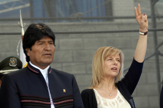 ACTO. El presidente Evo Morales junto a la decana Florencia Saintout, en la Universidad de La Plata.