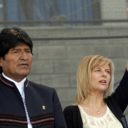 ACTO. El presidente Evo Morales junto a la decana Florencia Saintout, en la Universidad de La Plata.