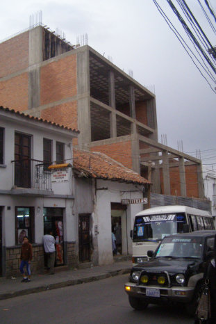 ILEGAL. El municipio no aprob la construccin de este edificio ubicado en la calle Junn.