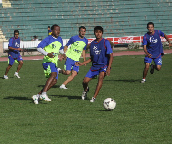 Los estudiantiles hicieron ftbol ayer, en el estadio Patria.