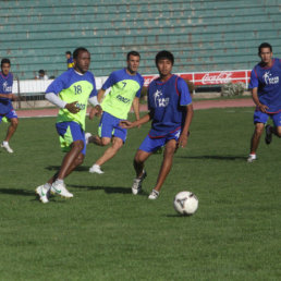 Los estudiantiles hicieron ftbol ayer, en el estadio Patria.