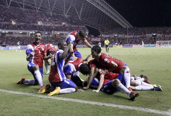 La celebracin de los jugadores de Costa Rica luego de vencer a los mexicanos, que al final agradecieron el triunfo de los estadounidenses.