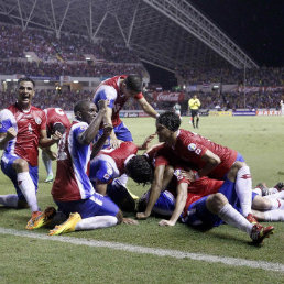 La celebracin de los jugadores de Costa Rica luego de vencer a los mexicanos, que al final agradecieron el triunfo de los estadounidenses.