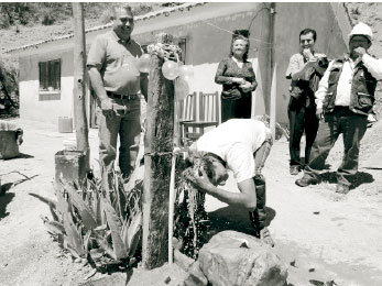 SERVICIO. Agua para los vecinos.