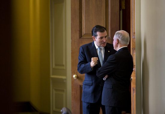 DESBLOQUEO. El senador republicano Ted Cruz (i) conversa con su colega Jeff Sessions.